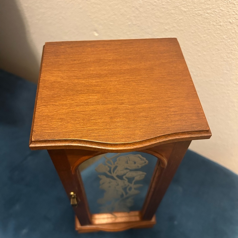 Vintage Mele&Company Richmond upright wooden jewelry box with etched mirror door - Picture 3 of 3